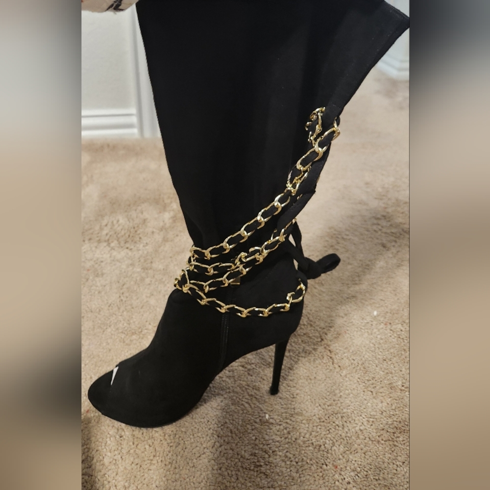 AKIRA SUEDE THIGH HIGH BOOTS W/GOLD CHAIN SZ 10-(NWT)